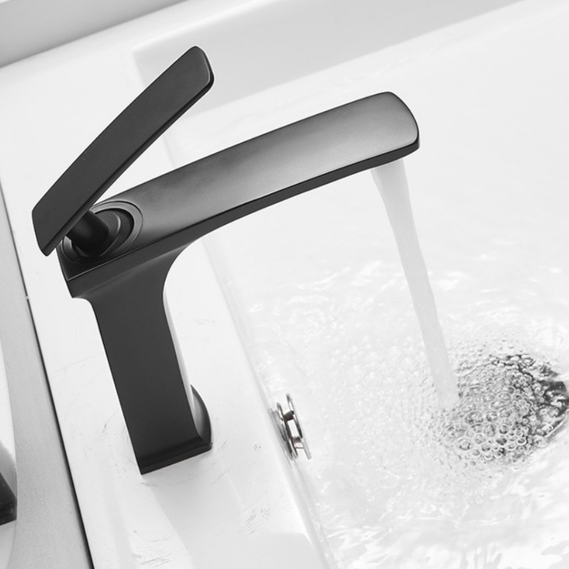 Stylish Deck Mounted Bathroom Faucet with Single Handle Design