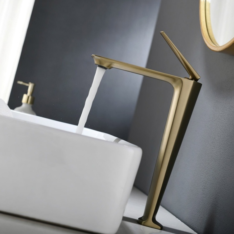 Stylish Deck Mounted Bathroom Faucet with Single Handle Design